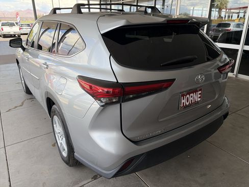 Used 2023 Toyota Highlander L FWD image 6