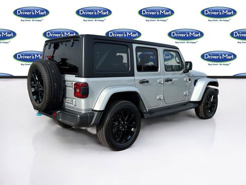 Used 2023 Jeep Wrangler Unlimited Sahara w/ Cold Weather Group AWD/4WD image 7