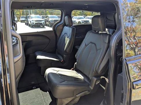 Certified 2020 Chrysler Pacifica Touring-L w/ Advanced Safetytec Group image 21