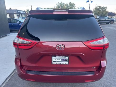 Used 2020 Toyota Sienna LE w/ LE Preferred Package image 7