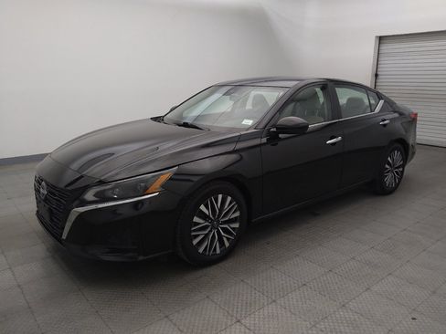 Used 2023 Nissan Altima 2.5 SV FWD image 2