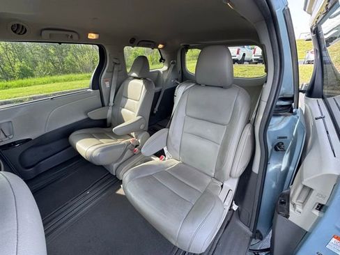 Used 2015 Toyota Sienna XLE image 13