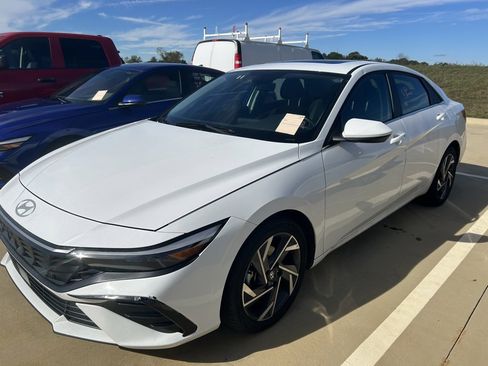 Used 2025 Hyundai Elantra SEL image 13