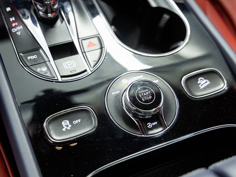 Used 2022 Bentley Bentayga image 35