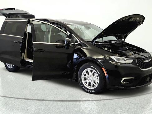 Used 2023 Chrysler Pacifica Touring-L FWD image 7