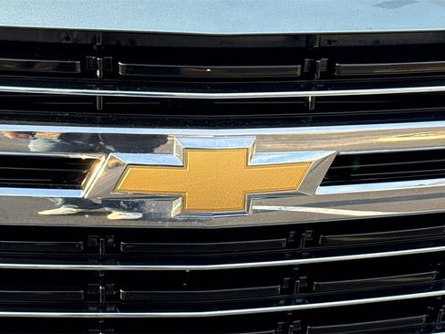 Used 2024 Chevrolet Suburban LT image 7