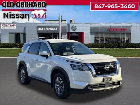 Used 2023 Nissan Pathfinder SL image 3