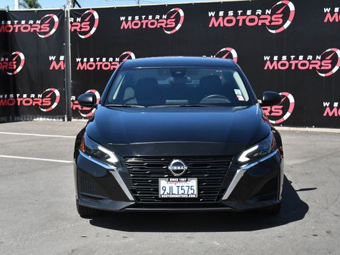 Used 2024 Nissan Altima 2.5 SV FWD image 2