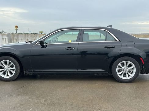 Used 2015 Chrysler 300 Limited RWD image 8