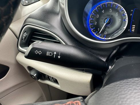 Used 2020 Chrysler Pacifica Touring-L FWD image 25