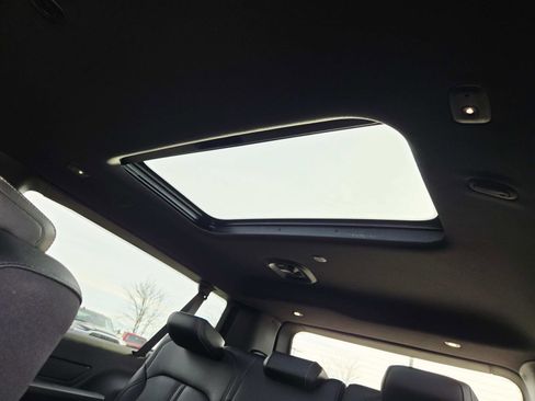 Used 2024 Jeep Wagoneer L 4WD w/ Premium Group I image 16