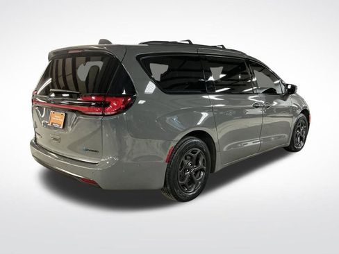 Used 2021 Chrysler Pacifica Touring-L w/ Uconnect Theater Family Group image 5