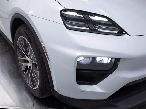 Certified 2026 Porsche Macan Electric RWD image 12