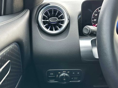 Used 2024 Mercedes-Benz GLB 250 4MATIC image 32