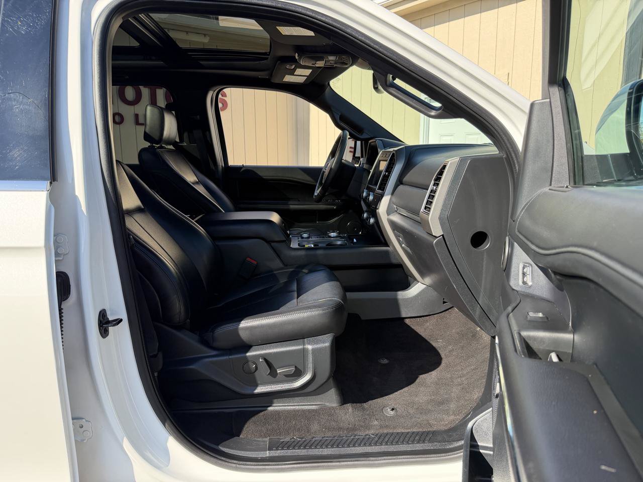 Used 2020 Ford Expedition XLT w/ Equipment Group 202A AWD/4WD image 3