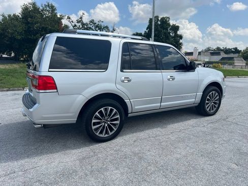 Used 2017 Lincoln Navigator Select RWD image 3