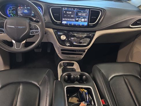 Used 2023 Chrysler Pacifica Touring-L FWD image 4