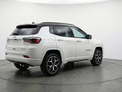 Used 2025 Jeep Compass Limited image 9