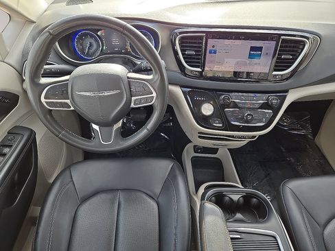Used 2024 Chrysler Pacifica Touring-L FWD image 18