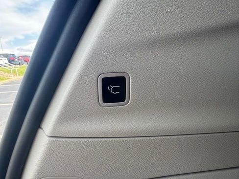 Used 2021 Chrysler Pacifica Limited image 10