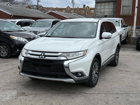Used 2016 Mitsubishi Outlander SE image 3