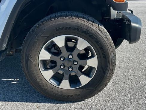 Used 2021 Jeep Wrangler Unlimited Sahara w/ Uconnect 4C Nav & Sound Group image 10