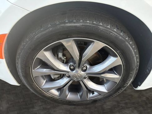 Used 2019 Chrysler Pacifica Limited w/ Tire & Wheel Group FWD image 38