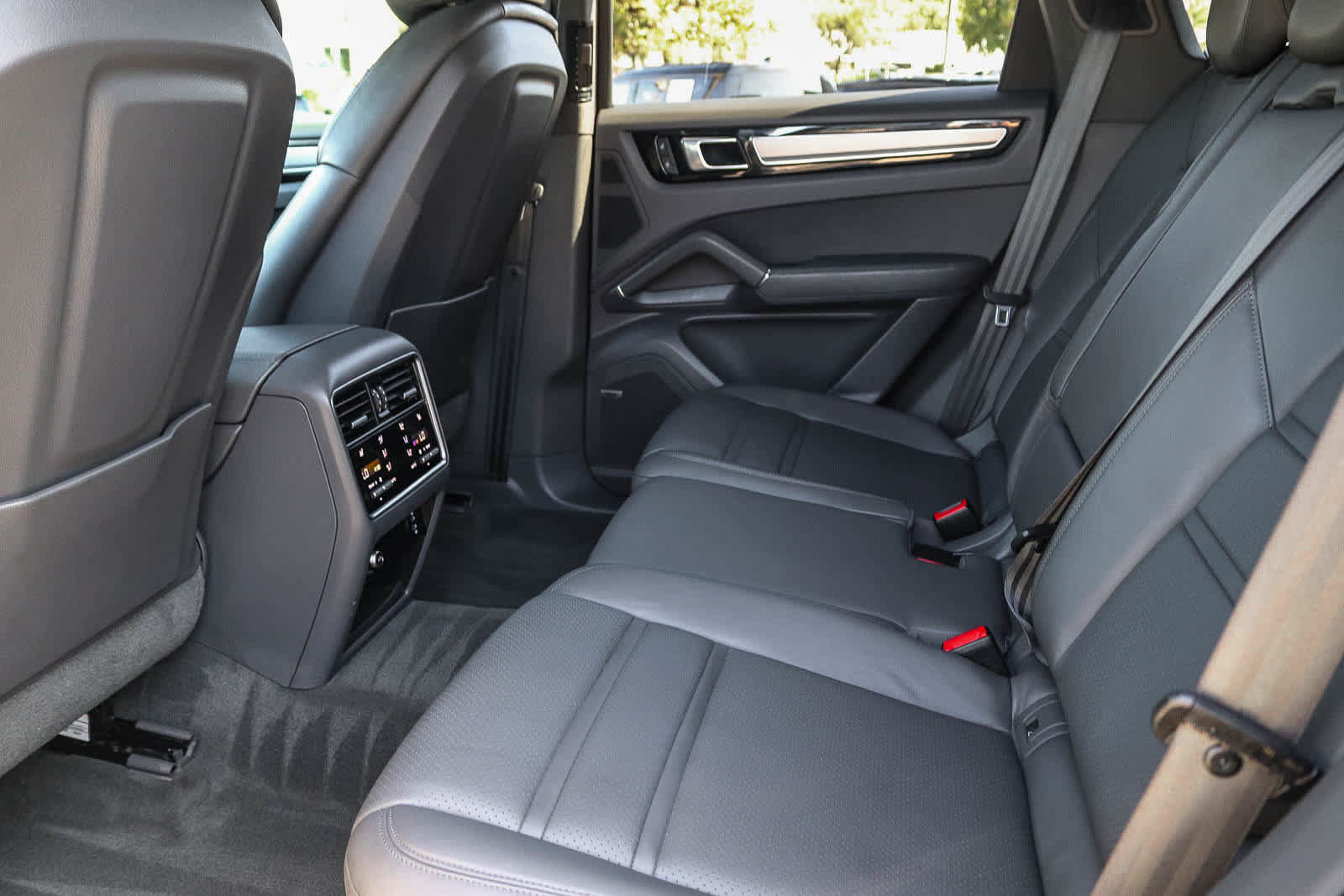 Used 2023 Porsche Cayenne Platinum Edition AWD/4WD image 17