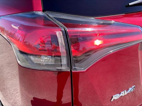 Used 2018 Toyota RAV4 LE image 28