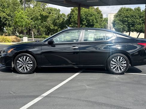 Used 2025 Nissan Altima 2.5 SV FWD image 14