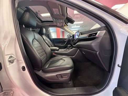 Used 2023 Toyota Highlander XLE image 15