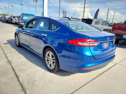 Used 2018 Ford Fusion SE FWD image 2