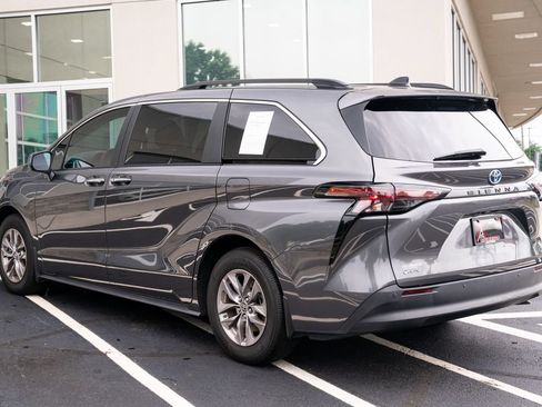 Used 2025 Toyota Sienna XLE FWD image 16