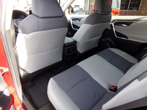 Used 2022 Toyota RAV4 XLE w/ Convenience Package image 18