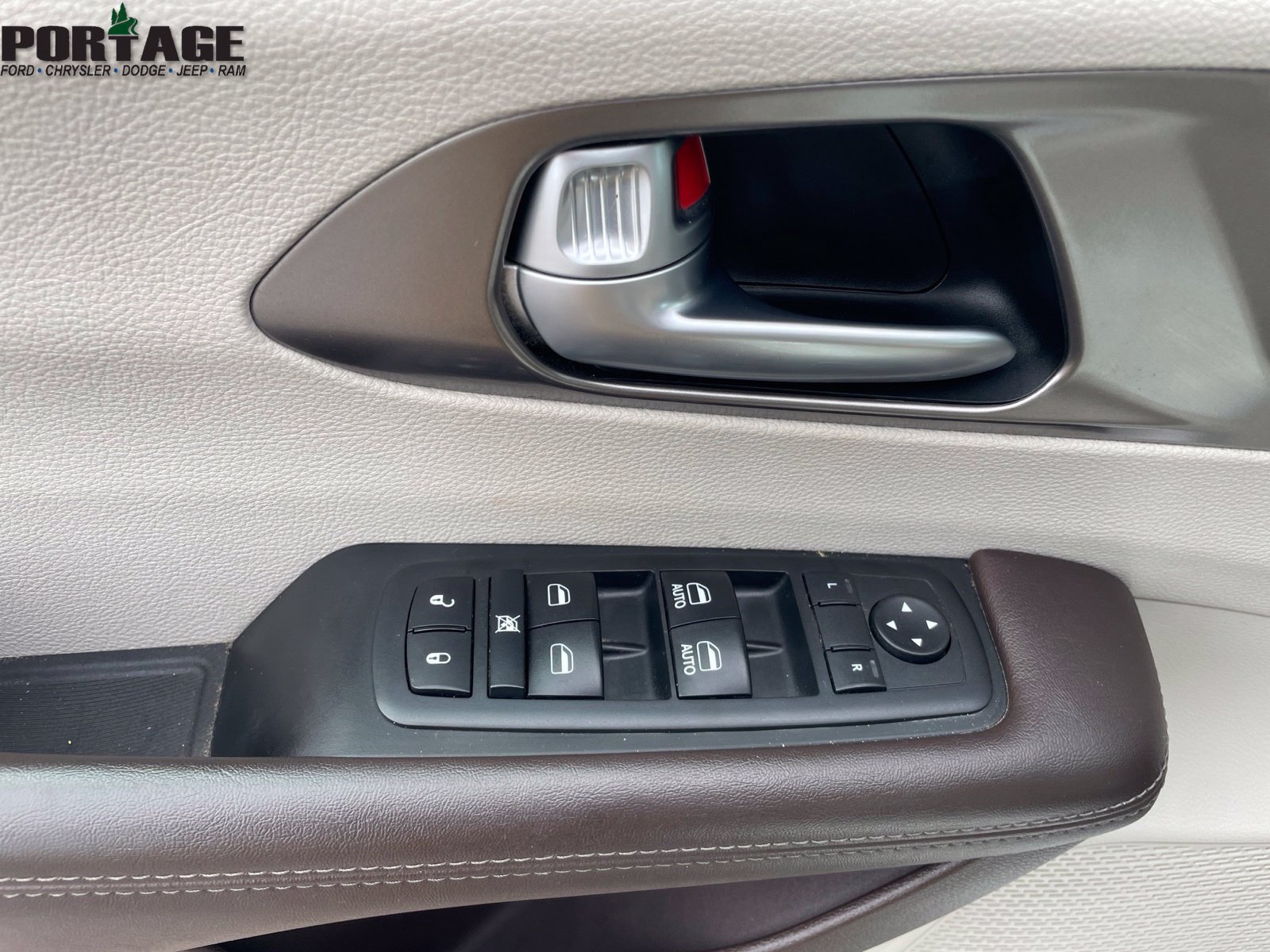 Used 2017 Chrysler Pacifica Touring-L FWD image 12