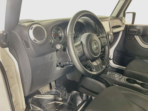 Used 2015 Jeep Wrangler Sahara AWD/4WD image 9