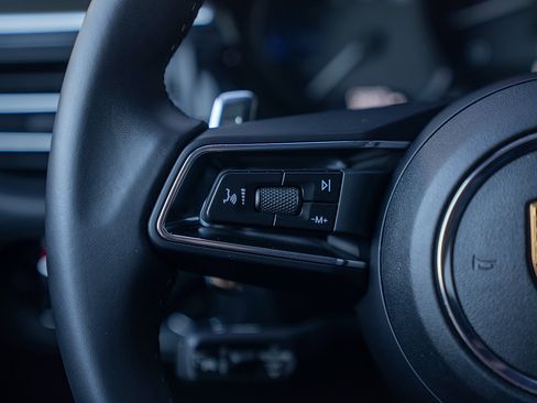 Certified 2025 Porsche Macan AWD/4WD image 7