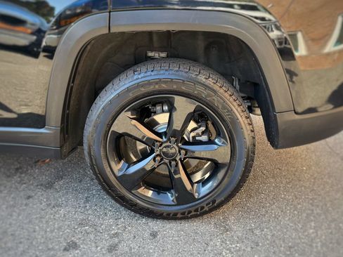 Used 2023 Jeep Grand Cherokee Altitude AWD/4WD image 16