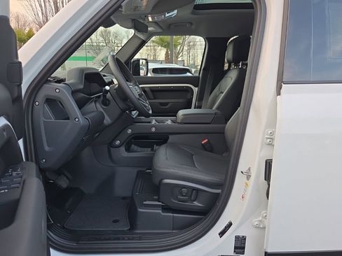 New 2026 Land Rover Defender 110 X-Dynamic SE image 4
