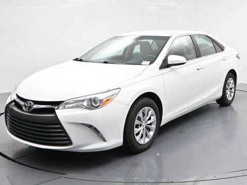 Used 2015 Toyota Camry LE FWD image 3