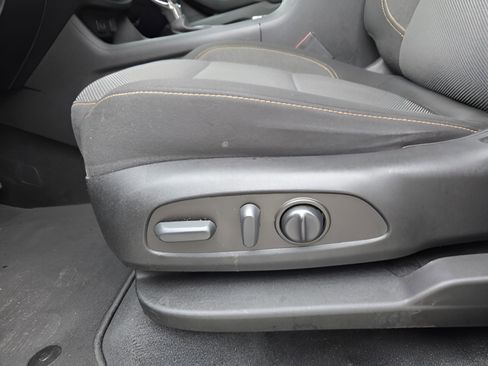 Used 2021 Chevrolet Traverse LT image 21