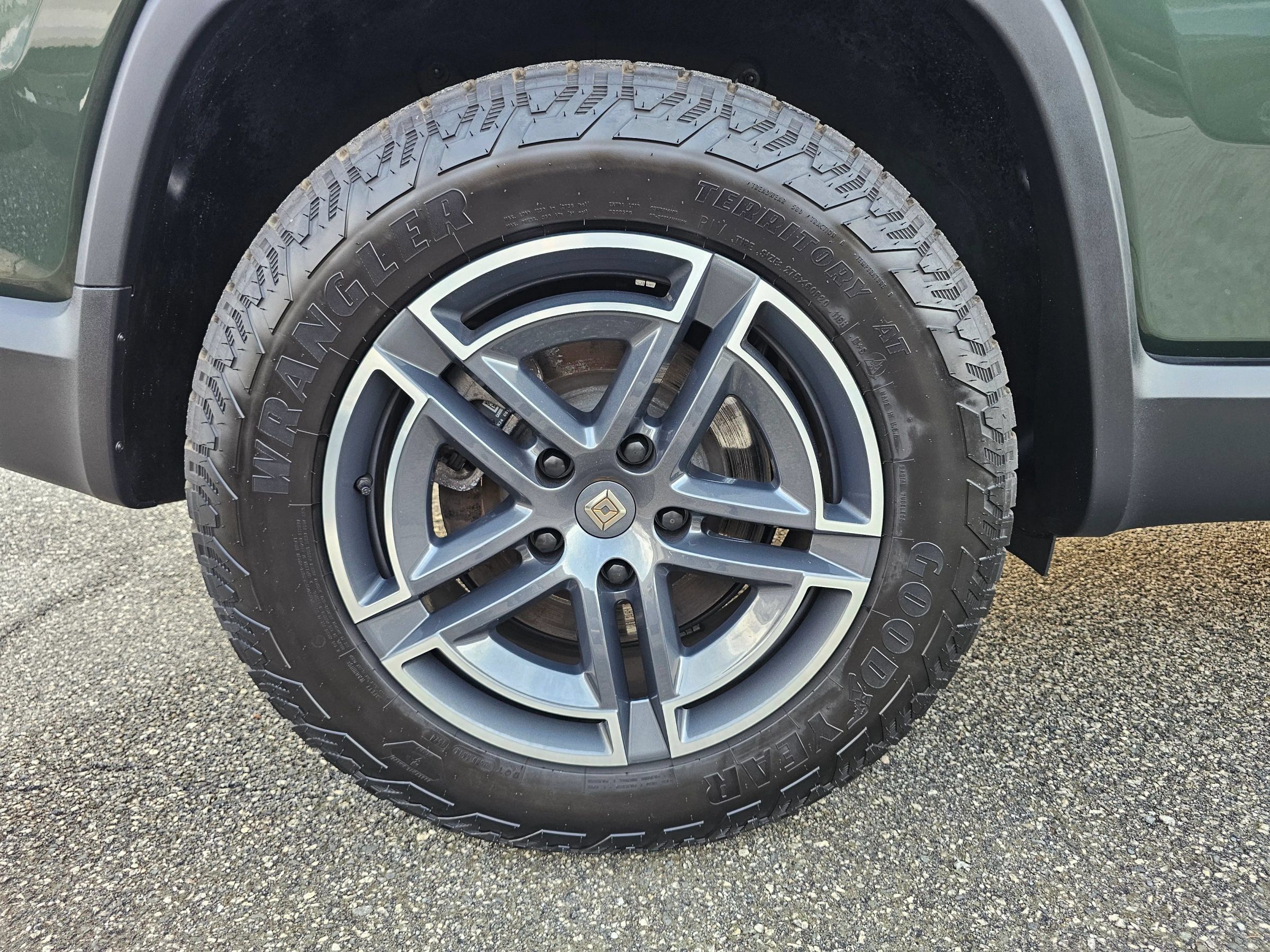 Used 2025 Rivian R1S Adventure Dual AWD/4WD image 35