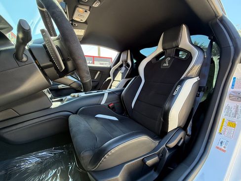 Used 2021 Ford Mustang Shelby GT500 w/ Carbon Fiber Track Pack image 27