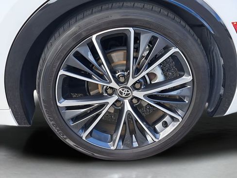 Used 2023 Toyota Prius XLE image 5