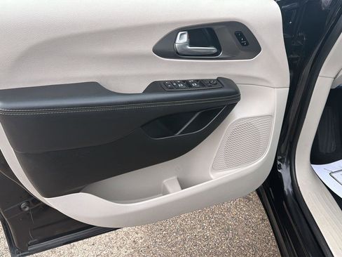 Used 2024 Chrysler Pacifica Touring-L image 12