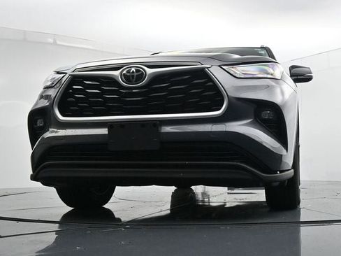 Used 2022 Toyota Highlander XLE AWD/4WD image 30