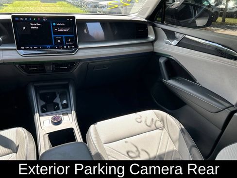 Certified 2025 Volkswagen Tiguan SE FWD image 11