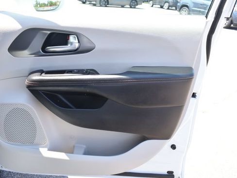 Used 2020 Chrysler Pacifica Touring-L FWD image 45