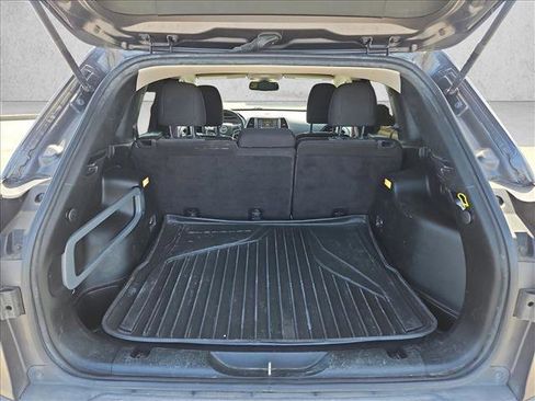 Used 2018 Jeep Cherokee Latitude w/ Altitude Package image 6