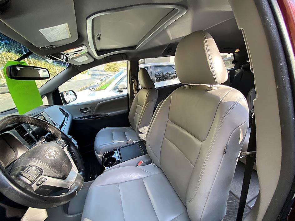 Used 2017 Toyota Sienna XLE w/ XLE Navigation Package FWD image 8